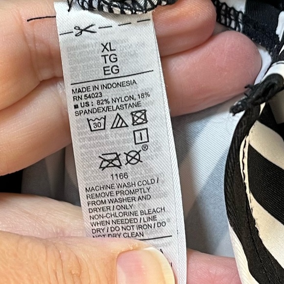 OLD NAVY – Women’s Swim Rashguard Top – Size XL - Picture 3 of 7